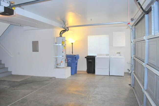 Building Photo - Sharp & Contemporary Townhouse in Beautiful Danville!