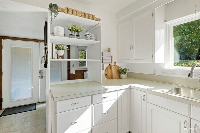 Building Photo - Modern Comfort Meets Vintage Charm – Just Minutes from the Ferry!