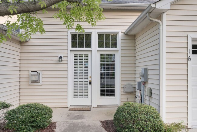 Building Photo - Beautiful 3 Bedroom 2.5 Bathroom Townhome ...