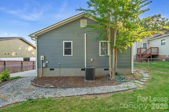 Building Photo - 812 E 18th St