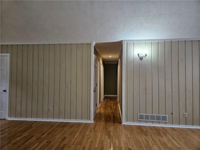 Building Photo - 395 Monivea Ln