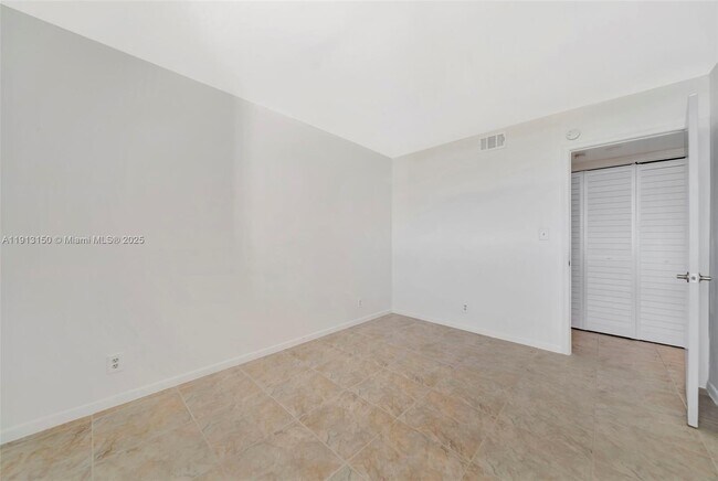 Building Photo - 117 Lake Emerald Dr