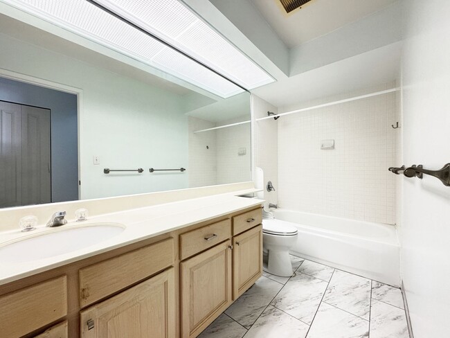 Building Photo - Moanalua Village 3/2.5 Townhouse with 2-Ca...