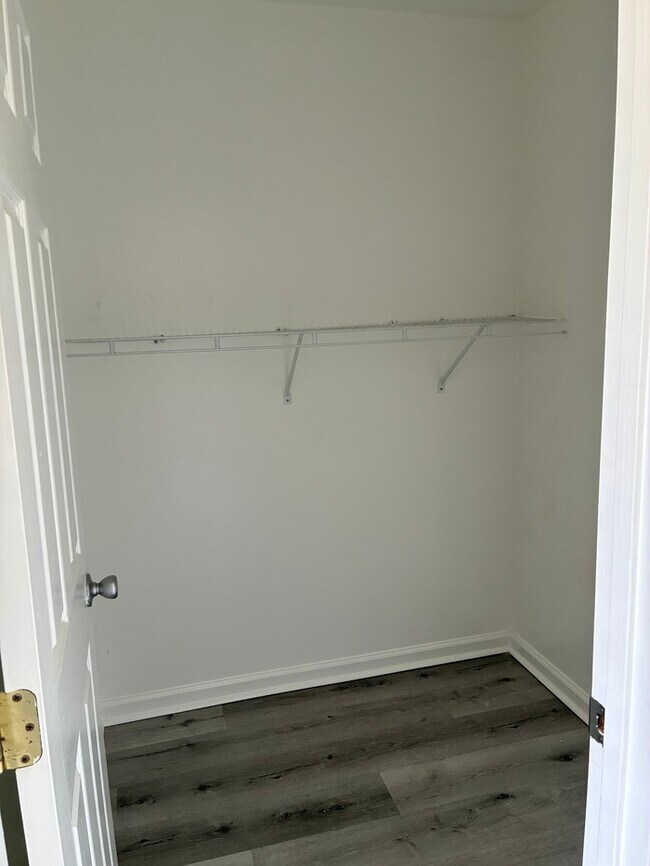 Building Photo - Beautiful 4/2 duplex