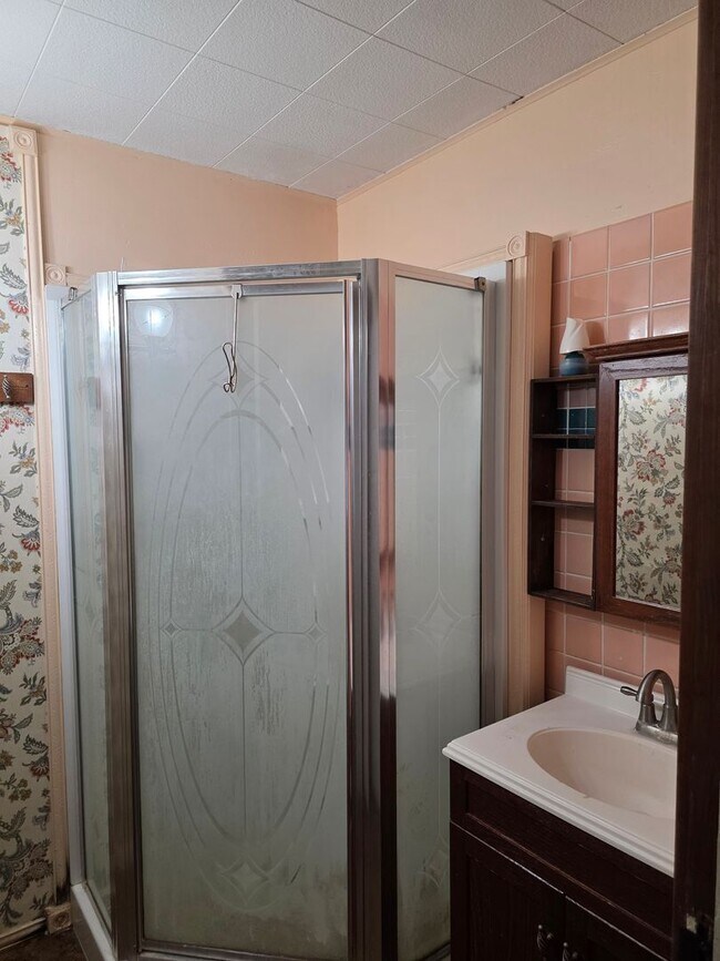 Building Photo - 3-Bedroom, 1-Bathroom Home with Basement & Garage – $1,375/Month | Accepting Section 8