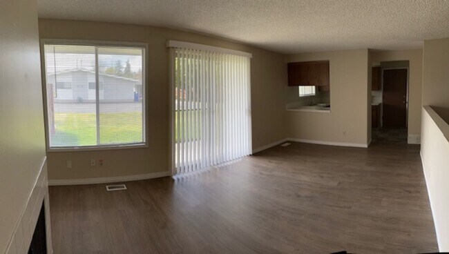 Building Photo - 1322