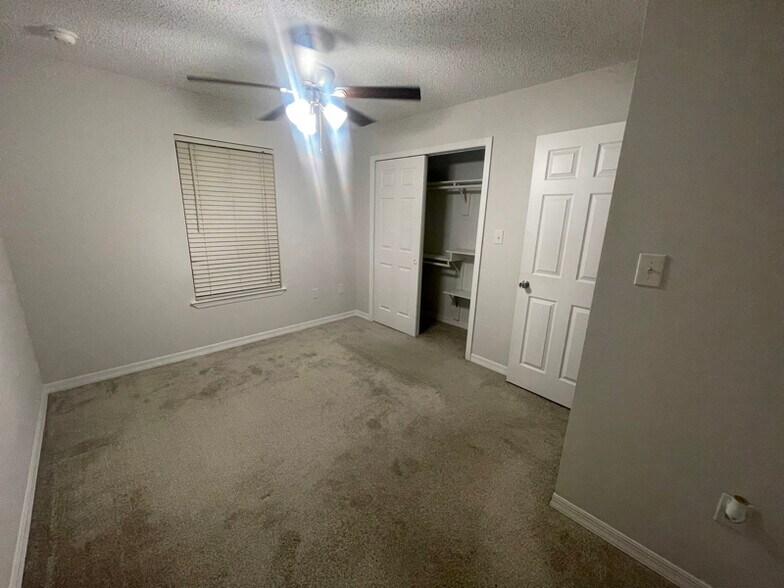 Building Photo - 9408 Octavia Ln