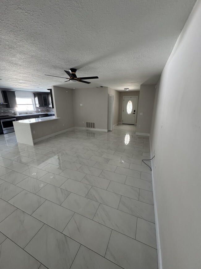 Building Photo - 3102 Shady Pine Ave