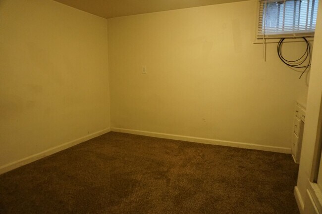 Building Photo - Upgraded 4 Bed 2 Bath Midvale Home