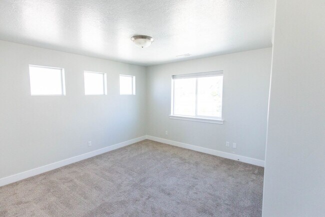 Building Photo - 761 W Summer View Ln