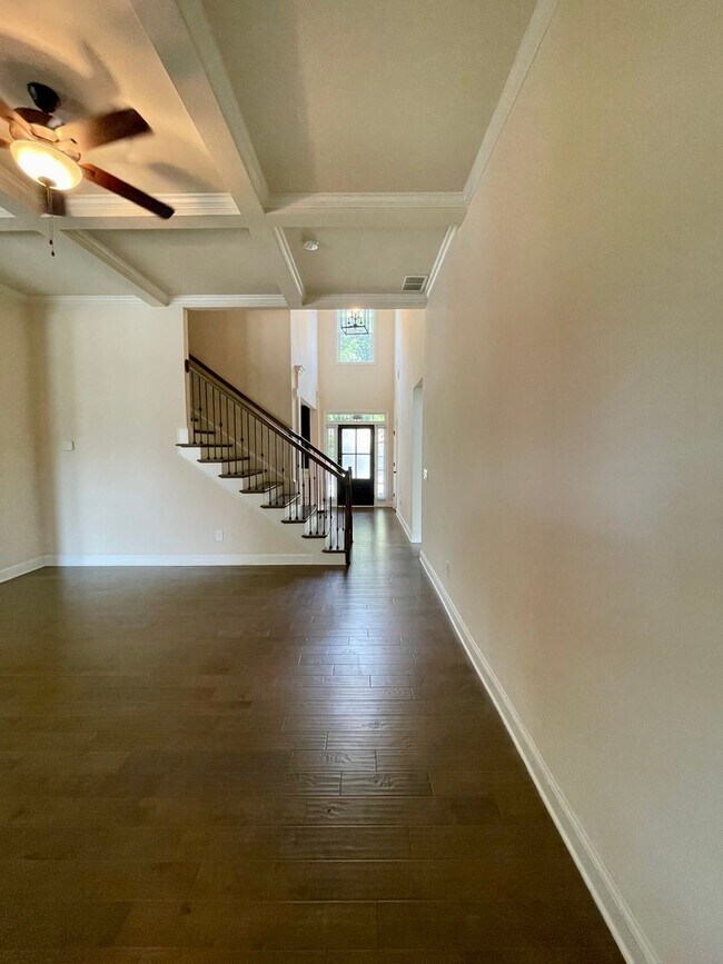 Building Photo - Gorgeous 5 bedroom 3.5 bath home in desira...