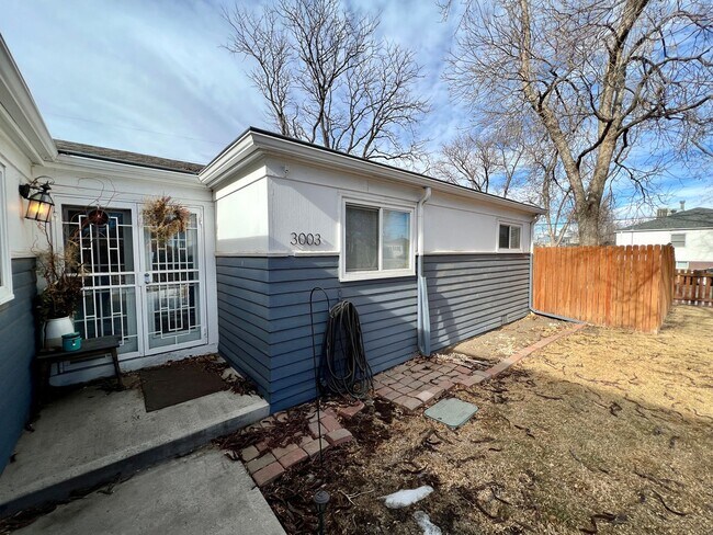 Building Photo - $0 DEPOSIT OPTION. CLASSIC CHARACTER MEETS COMFORT: 2-BED, 1-BATH IN AN INVITING TRIPLEX