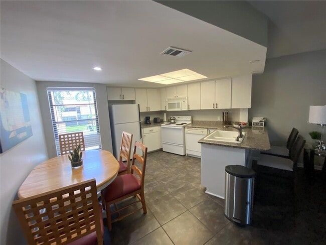 Building Photo - 2587 Cyprus Dr