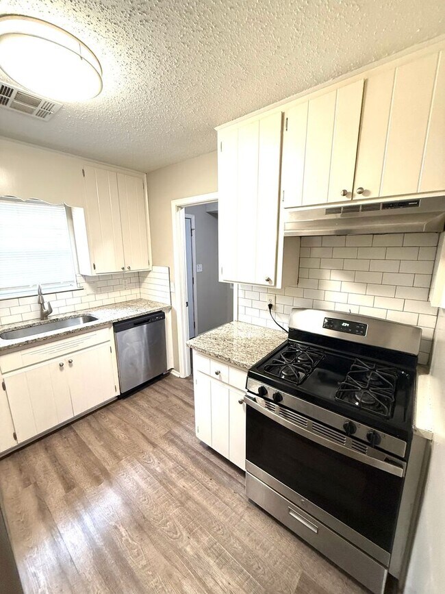Building Photo - 5712 Roxboro Dr