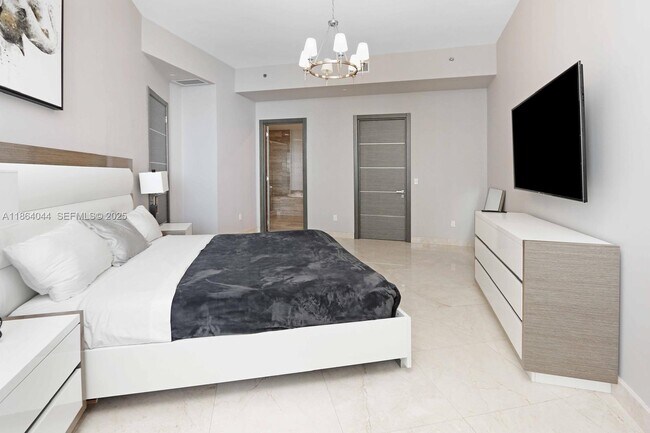 Building Photo - 15901 Collins Ave