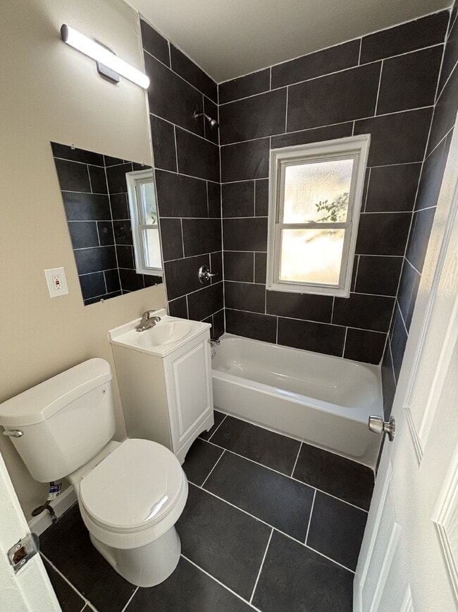 Building Photo - Charming 4-bed Home in Gary