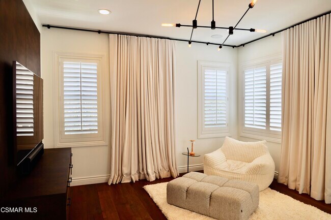 Building Photo - 6072 Mandeville Pl