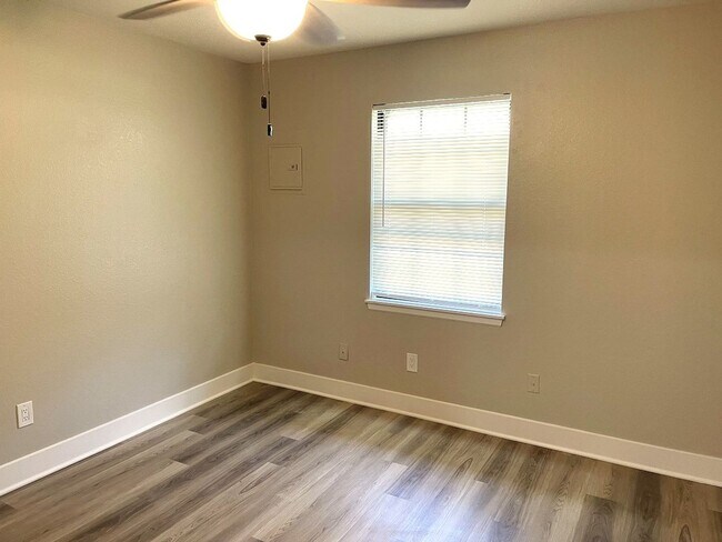 Building Photo - 2100 SW 9 St