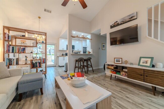 Building Photo - 1015 E Yager Ln