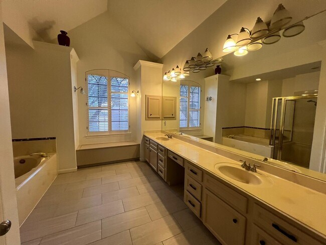 Building Photo - 6990 Oakwood Park