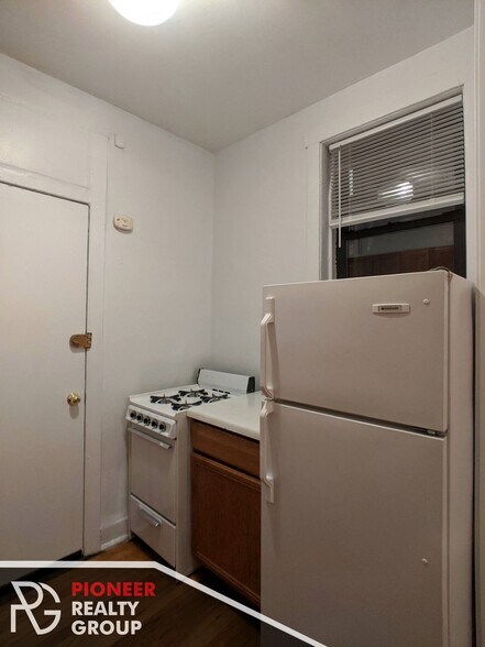 Building Photo - 630 W Cornelia Ave