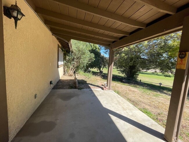 Building Photo - Golf Course- On The Mesa 3 Bedrooms, 2 Bathrooms, New Paint,