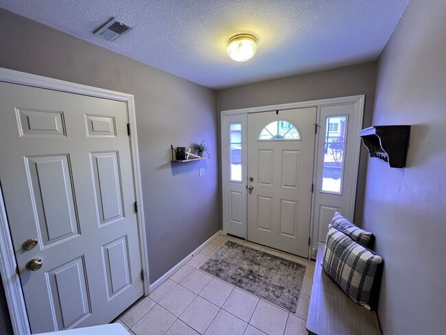 Building Photo - Beautiful 2 Bedroom with an office, 2.5 Ba...