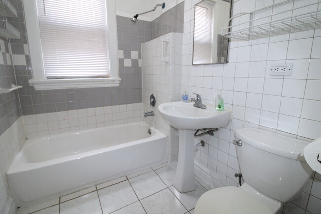 Building Photo - Charming 2 bed with Brand New Stainless - ...