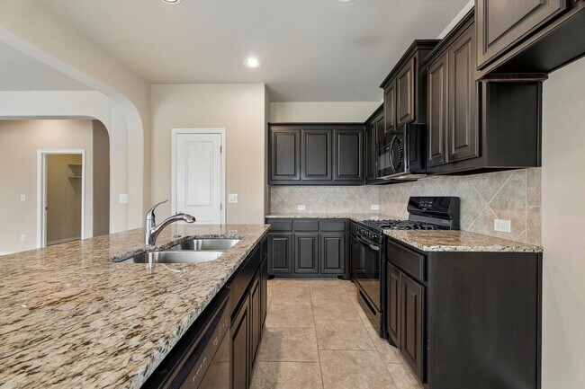 Building Photo - 3 bedroom 2 bath near Paycom!