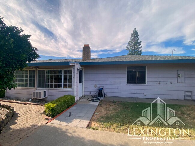 Building Photo - Beautiful, 3BD/2BA +Bonus Rooms, Bungalow ...