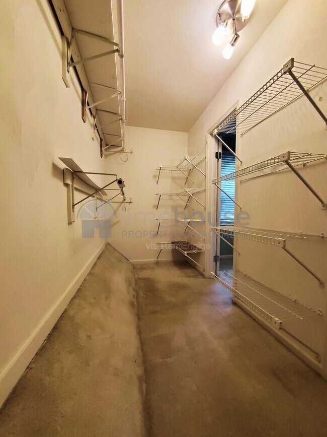 Building Photo - 909 Brandon Quay