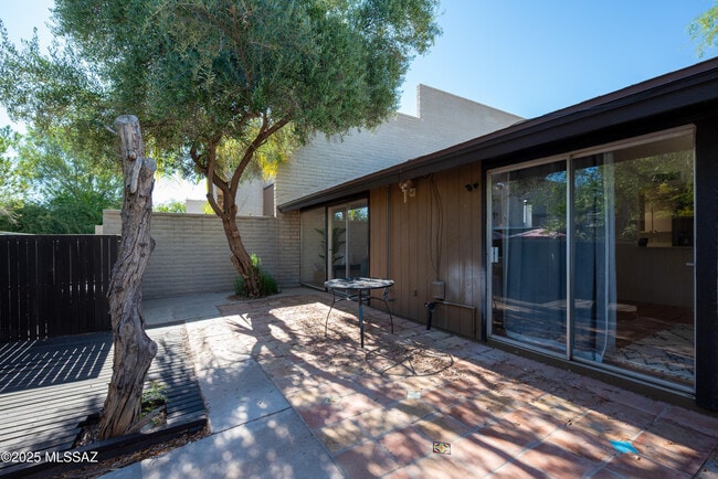 Building Photo - 5701 N Glen Creek Dr