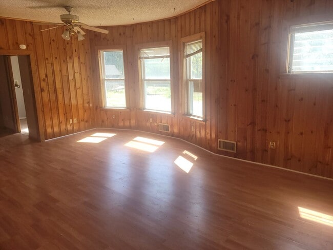 Primary Photo - 3 bedroom, 1 bathroom Townhouse--Ready for...
