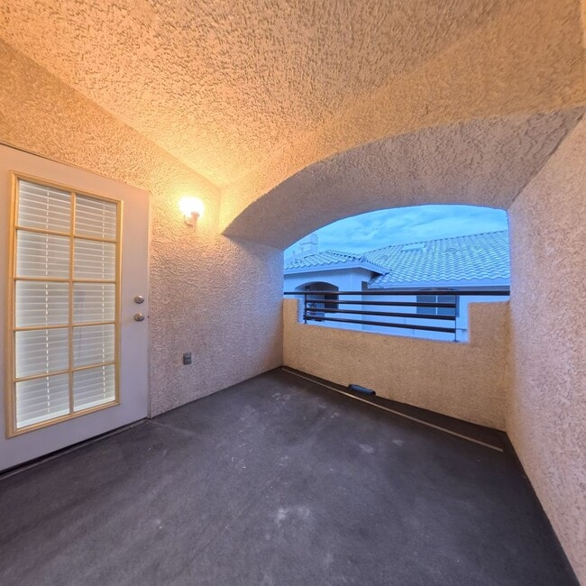 Building Photo - Beautifully Renovated 2nd-Floor Condo in Prime Location