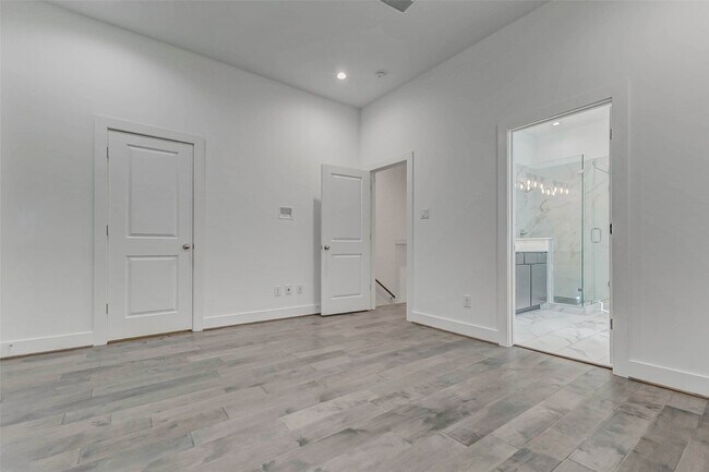 Building Photo - 5859 Dolores St