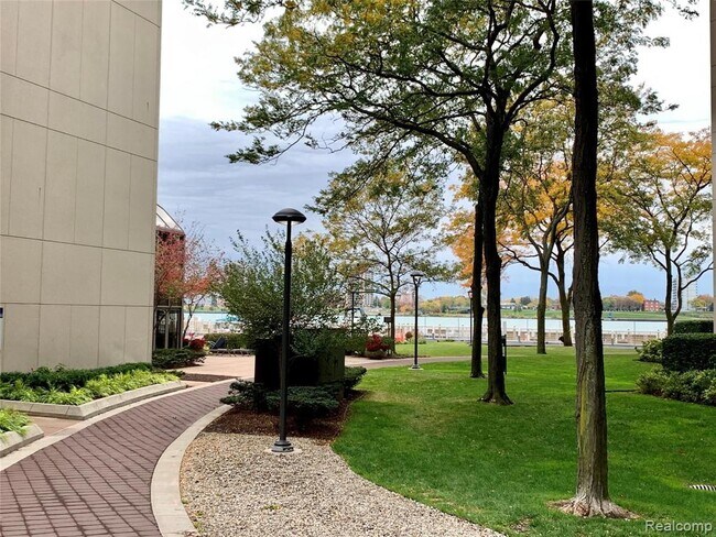 Building Photo - 300 Riverfront Dr