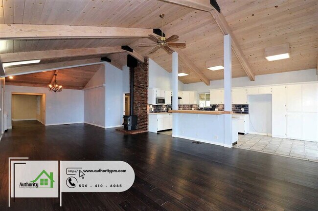 Building Photo - 875 Lakeview Dr