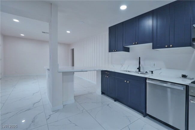 Building Photo - 4023 Cll Del Sol