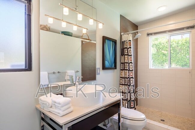 Building Photo - 2204 W Acacia Rd