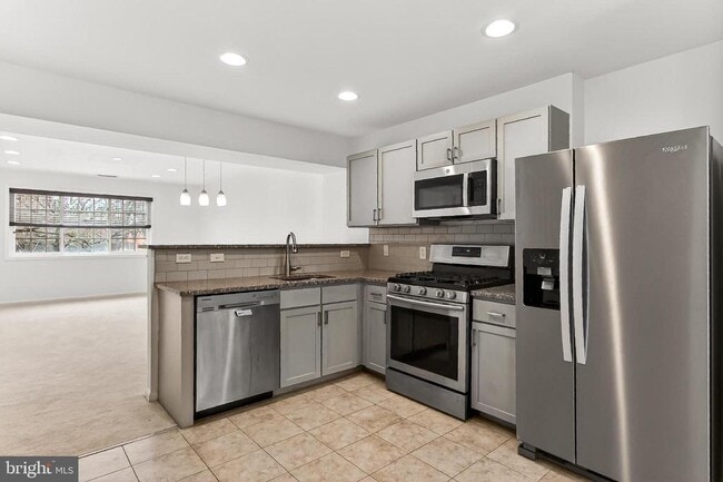 Building Photo - 1407 N Van Dorn St