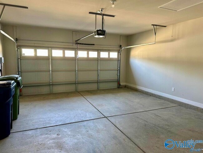 Building Photo - 2618 W Creek Dr