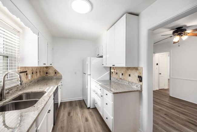 Building Photo - 1801 Crestridge Dr SE