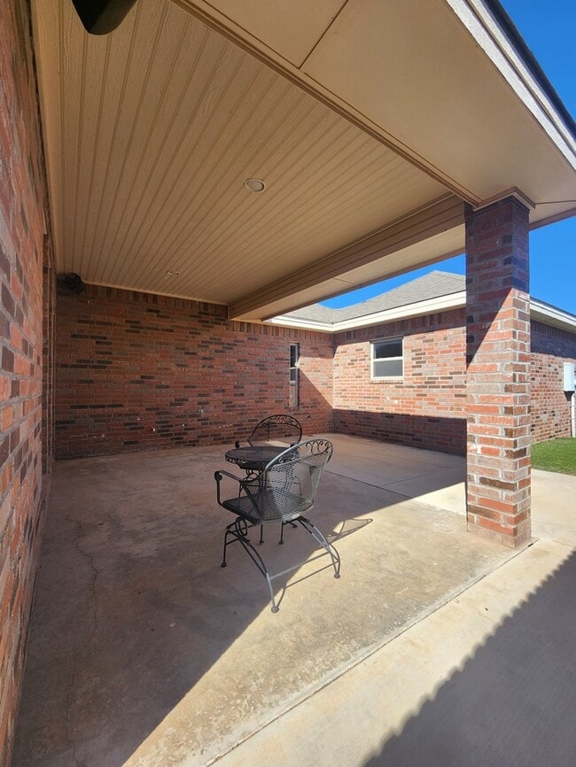 Building Photo - 3 bed 2 bath patio home, 3 car garage!