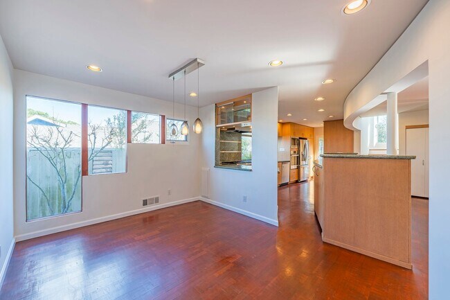Building Photo - Warm & Inviting Manhattan Beach Rental Home!