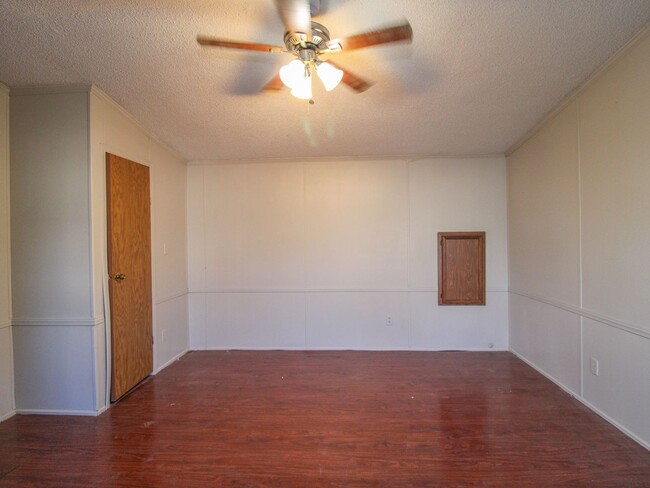 Building Photo - Close to downtown Pulaski!