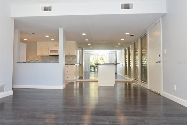 Building Photo - 56 Club House Dr