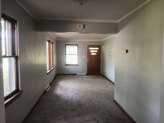 Building Photo - 1/2 off First full month's  rent if you mo...