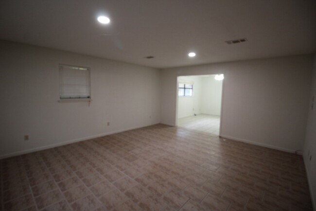 Building Photo - 210 Lange Ravine