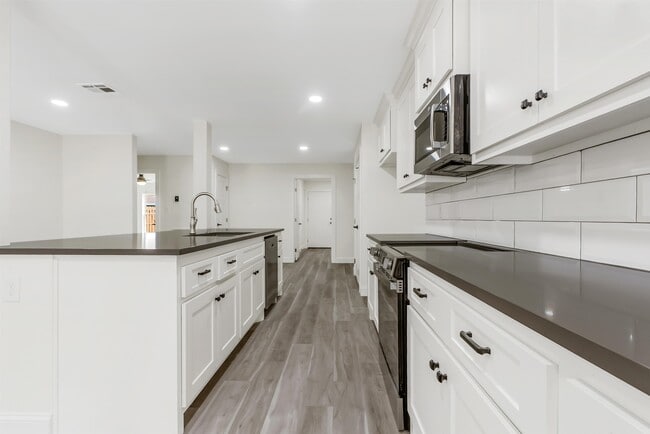 Building Photo - 503 W Sallier St