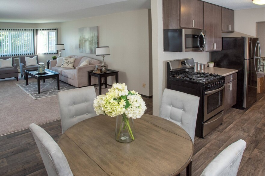 Ridgebrook Apartments | Gold Dining Room - Ridgebrook Apartments